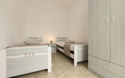 La Torre 1.1: Flooring, Fussboden, Interior Design, Schlafzimmer, Wohnung, Möbel, Zimmer, Bett, Decke, Bettrahmen