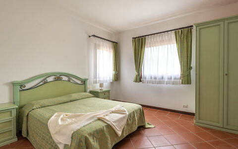 Apartments In Country Village Near Stintino: Bett, Interior Design, Möbel, Schlafzimmer, Flooring, Fussboden, Bettdecke, Decke, Holz, Zimmer