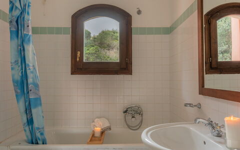 Apartments In Country Village Near Stintino: Armatur, Badezimmer, Bad Sink, Interior Design, Sinken, Zapfhahn, Flooring, Fussboden, Installation, Spiegel