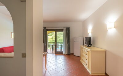 Brezza di Mare with Shared Pool: Interior Design, Decke, Flooring, Fussboden, Zimmer, Holzbeize, Hartholz, Haushaltsgerät, Küche & Esszimmer Tisch, Wohnzimmer