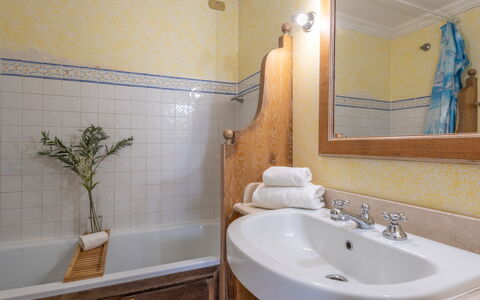 Villetta Mare Blu With Pool, Country Village, Stin: Badezimmer, Bad Sink, Armatur, Wand, Interior Design, Sinken, Flooring, Zapfhahn, Spiegel, Fussboden