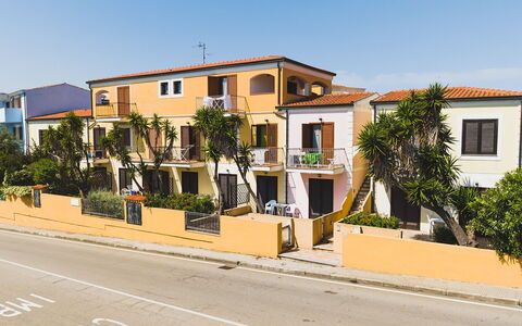 Casa Pavoncelle Apartments In Gallura: Gebäude, Fenster, Wohngebiet, \Stadt, Fassade, Nachbarschaft, Haus, Zuhause, Urban Design, Menschliche Siedlung