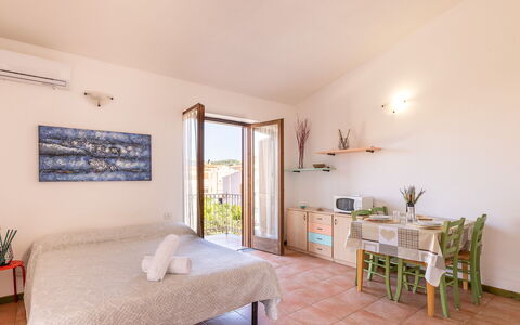 Casa Pavoncelle Apartments In Gallura: Wand, Wohnung, Zuhause, Balkon, Stuhl, Zimmerpflanze, Veranda, Hotel, Gartenmöbel, Villa