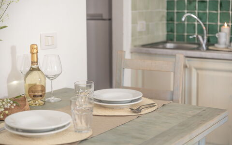 Casa D'orso Green Village Sardegna: Möbel, Geschirr, Dishware, Tabelle, Zapfhahn, Sinken, Cabinetry, Holz, Interior Design, Drinkware