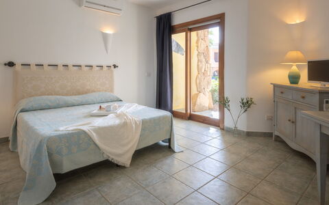 Casa D'orso Green Village Sardegna: Möbel, Eigentum, Cabinetry, Komfort, Tabelle, Holz, Interior Design, Beleuchtung, Flooring, Gebäude
