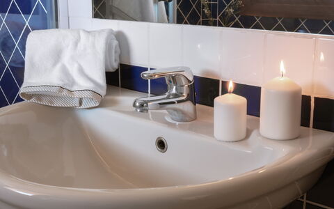 Casa D'orso Green Village Sardegna: Zapfhahn, Badewanne, Armatur, Badezimmer, Interior Design, Fussboden, Verbundwerkstoff, Materialeigenschaft