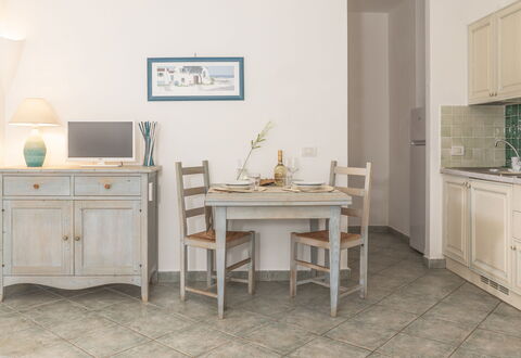 Casa D'orso Green Village Sardegna: Tabelle, Cabinetry, Möbel, Eigentum, Gebäude, Schreibtisch, Schublade, Stuhl, Beleuchtung, Computertisch