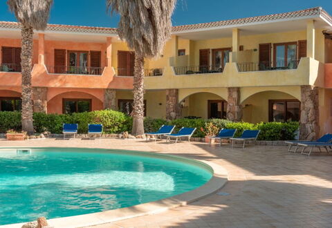 Casa Faro Green Village Sardegna: Wasser, Pflanze, Gebäude, Eigentum, Fenster, Azurblau, Die Architektur, Baum, Himmel, Freizeit