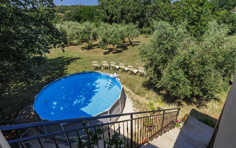 Fameja: Blau, Schwimmbad, Schatten, Hinterhof, Garten, Landscaping, Resort, Garten, Gartenmöbel, Eco Hotel
