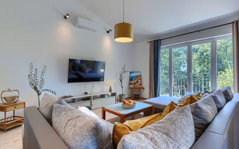 Fameja: Möbel, Interior Design, Couch, Flooring, Holz, Wohnzimmer, Fussboden, Zimmer, Decke, Tabelle
