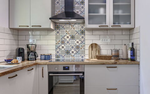 Fameja: Küche, Countertop, Küchengerät, Cabinetry, Major Appliance, Interior Design, Flooring, Fussboden, Fliese, Schrank