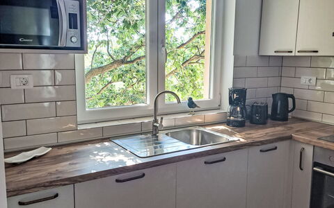 Fameja: Cabinetry, Spüle, Countertop, Eigentum, Fenster, Sinken, Gebäude, Zapfhahn, Weiss, Küchengerät