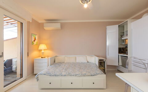 Castiglioncello 230: Möbel, Interior Design, Bett, Schlafzimmer, Wand, Fussboden, Flooring, Decke, Zimmer, Holz