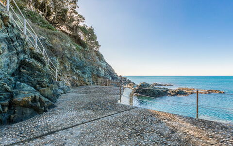 Castiglioncello 230: Himmel, Wasser, Gebäude, Eigentum, Pflanze, Schwimmbad, Grün, Baum, Azurblau, Schatten