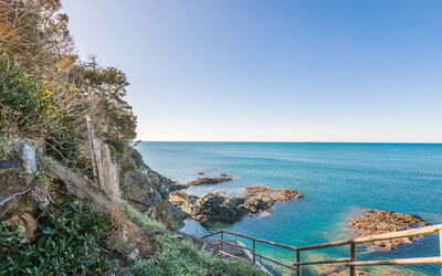 Castiglioncello 230: Himmel, Wasser, Gebäude, Eigentum, Pflanze, Schwimmbad, Grün, Baum, Azurblau, Schatten