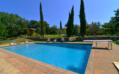 Villa Il Troscione: Blau, Schwimmbad, Schatten, Garten, Landscaping, Resort, Gartenmöbel, Water Feature, Hazienda, Hinterhof
