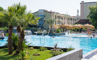 La Quercia 600.1: Schwimmbad, Resort, Verbundwerkstoff, Gartenmöbel, Schatten, Hotel, Eco Hotel, Water Feature, Thermae