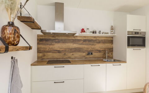 Domburgse Oase: Countertop, Cabinetry, Küche, Flooring, Interior Design, Möbel, Holz, Fussboden, Küchengerät, Schublade