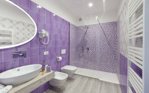 Villa Neranyum: Armatur, Flooring, Interior Design, Fussboden, Badezimmer, Toilette, Sinken, Zapfhahn, Installation, Bad Sink