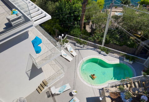 Villa Neranyum: Schwimmbad, Resort, Gartenmöbel, Verbundwerkstoff, Eco Hotel, Freizeit, Estate, Schatten, Villa, Thermae