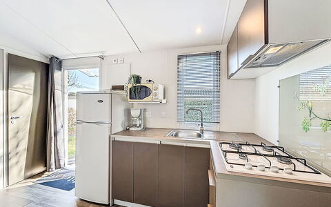 Carnac 400: Küche, Major Appliance, Küchengerät, Countertop, Interior Design, Flooring, Spüle, Haushaltsgerät, Fussboden, Herd