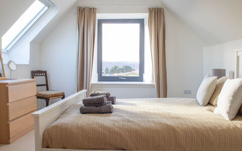 Carbost Cottage: Bett, Möbel, Schlafzimmer, Interior Design, Bedding, Bettdecke, Holz, Linens, Fussboden, Zimmer