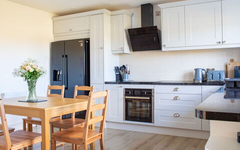 Carbost Cottage: Möbel, Küche, Flooring, Countertop, Cabinetry, Küchengerät, Interior Design, Fussboden, Holz, Major Appliance