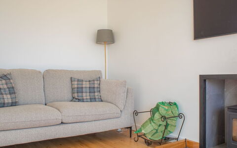 Carbost Cottage: Flooring, Fussboden, Möbel, Holz, Couch, Interior Design, Wohnzimmer, Zuhause, Zimmer