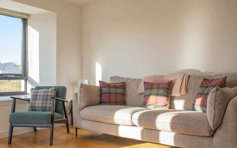 Carbost Cottage: Möbel, Wohnung, Wohnzimmer, Couch, Stuhl, Holzbeize, Kissen, Daylighting