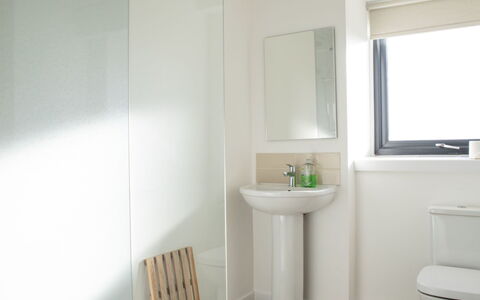 Carbost Cottage: Wand, Interior Design, Flooring, Bad Sink, Armatur, Fussboden, Badezimmer, Sinken, Zapfhahn, Zimmer