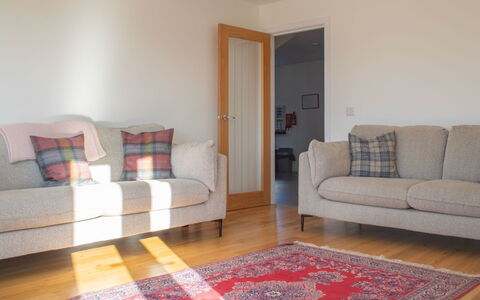 Carbost Cottage: Couch, Flooring, Fussboden, Interior Design, Holz, Möbel, Wohnzimmer, Zimmer, Zuhause