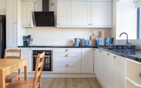 Carbost Cottage: Countertop, Küche, Küchengerät, Möbel, Cabinetry, Interior Design, Flooring, Major Appliance, Holz, Fussboden