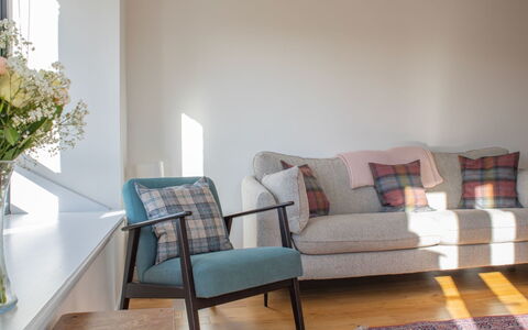 Carbost Cottage: Möbel, Interior Design, Flooring, Wohnzimmer, Fussboden, Zuhause, Dekokissen, Stuhl, Kissen, Couch