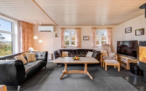 Brawith - 700M to the Fjord: Holz, Möbel, Interior Design, Couch, Decke, Wohnzimmer, Flooring, Zuhause, Zimmer, Fussboden