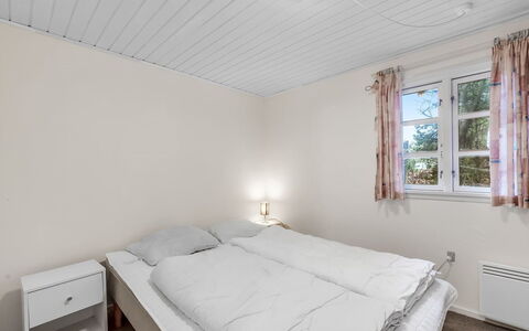 Brawith - 700M to the Fjord: Holz, Schlafzimmer, Decke, Bett, Interior Design, Fussboden, Flooring, Zuhause, Bedding, Bettdecke