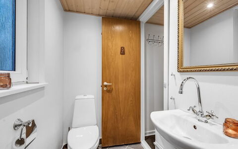 Brawith - 700M to the Fjord: Armatur, Badezimmer, Flooring, Holz, Sinken, Bad Sink, Fussboden, Interior Design, Zapfhahn, Installation