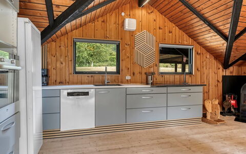 Jantje - 500M to the Fjord: Holz, Decke, Küche, Interior Design, Flooring, Fussboden, Dachboden, Countertop, Holzbeize, Hartholz