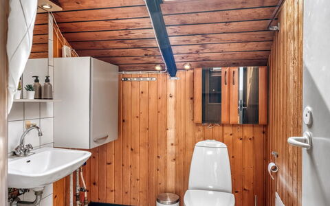 Jantje - 500M to the Fjord: Armatur, Holz, Flooring, Toilette, Toilleten Sitz, Fussboden, Badezimmer, Sinken, Installation, Zapfhahn