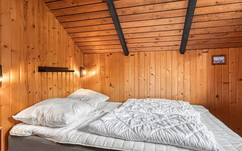 Jantje - 500M to the Fjord: Bett, Schlafzimmer, Bettdecke, Holz, Bedding, Interior Design, Fussboden, Decke, Bettrahmen, Möbel