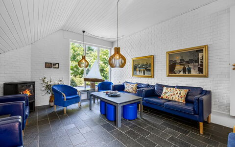 Solvey - 400M from the Sea: Möbel, Interior Design, Flooring, Fussboden, Decke, Zimmer, Stuhl, Tabelle, Wohnung, Küche & Esszimmer Tisch
