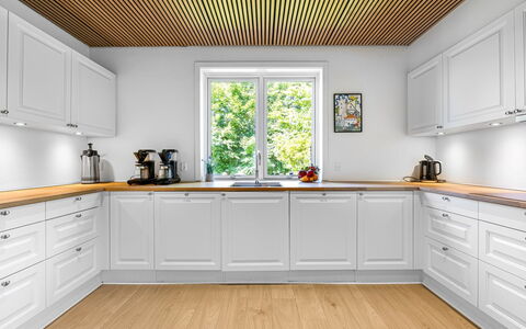 Solvey - 400M from the Sea: Möbel, Interior Design, Flooring, Fussboden, Decke, Zimmer, Stuhl, Tabelle, Wohnung, Küche & Esszimmer Tisch