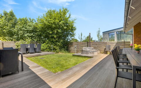 Solvey - 400M from the Sea: Möbel, Interior Design, Flooring, Fussboden, Decke, Zimmer, Stuhl, Tabelle, Wohnung, Küche & Esszimmer Tisch