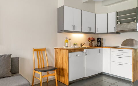 Arton - from the Sea: Möbel, Küche, Countertop, Cabinetry, Holz, Küchengerät, Flooring, Major Appliance, Interior Design, Zimmer