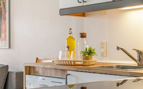 Arton - from the Sea: Countertop, Küche, Interior Design, Möbel, Flooring, Cabinetry, Zuhause, Light Fixture, Beleuchtung, Geschirr
