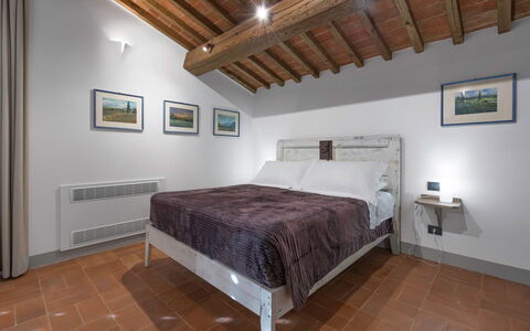 La Capanna, Borgo Campassini, Monteriggioni: Interior Design, Decke, Fussboden, Zimmer, Wohnung, Schlafzimmer, Bett, Bilderrahmen, Bettrahmen, Bedding
