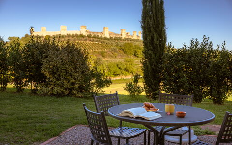 Le Volte, Borgo Campassini, Monteriggioni: Gras, Strauch, Landschaft, Grundstueck, Ground, Garten, Gartenmöbel, Landscaping, Rasen, Garten
