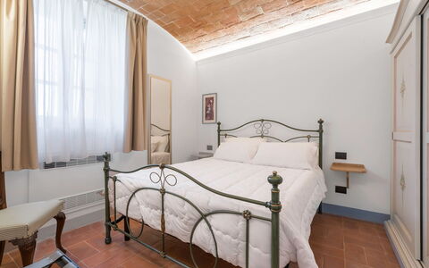 Le Volte, Borgo Campassini, Monteriggioni: Bett, Wand, Interior Design, Möbel, Schlafzimmer, Decke, Zimmer, Fussboden, Bedding, Bettrahmen