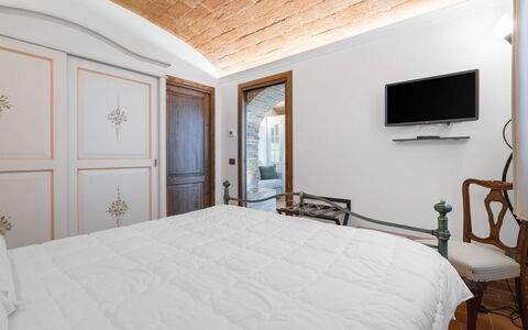 Le Volte, Borgo Campassini, Monteriggioni: Schlafzimmer, Möbel, Interior Design, Bett, Wand, Bettdecke, Bedding, Decke, Bettrahmen, Beleuchtung