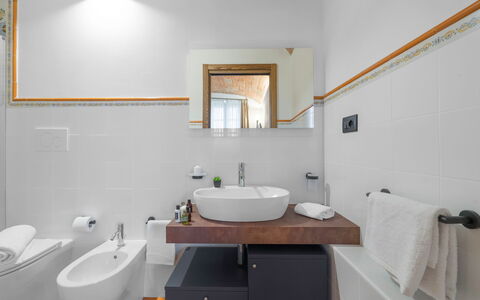 Le Volte, Borgo Campassini, Monteriggioni: Interior Design, Armatur, Flooring, Badezimmer, Bad Sink, Sinken, Wand, Fussboden, Holz, Zapfhahn