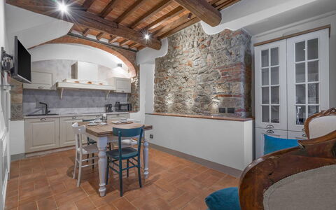 Le Torri, Borgo Campassini, Monteriggioni: Wand, Interior Design, Möbel, Flooring, Decke, Fussboden, Beleuchtung, Küche, Countertop, Zimmer